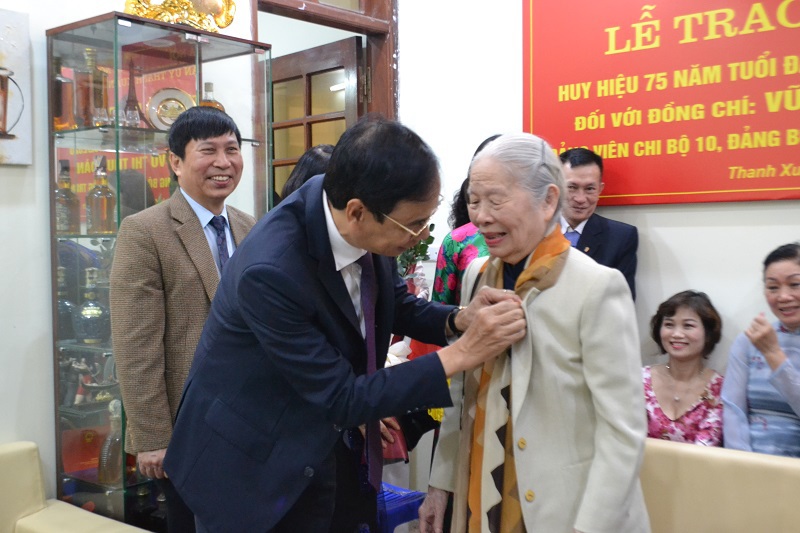 Phó Bí thư Thành ủy Đào Đức Toàn trao Huy hiệu Đảng cho đảng viên lão thành quận Thanh Xuân - Ảnh 1
