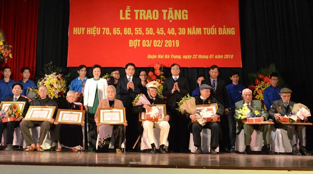 Chủ tịch UBND TP Nguyễn Đức Chung trao Huy hiệu 70 năm tuổi Đảng tại quận Hai Bà Trưng - Ảnh 2
