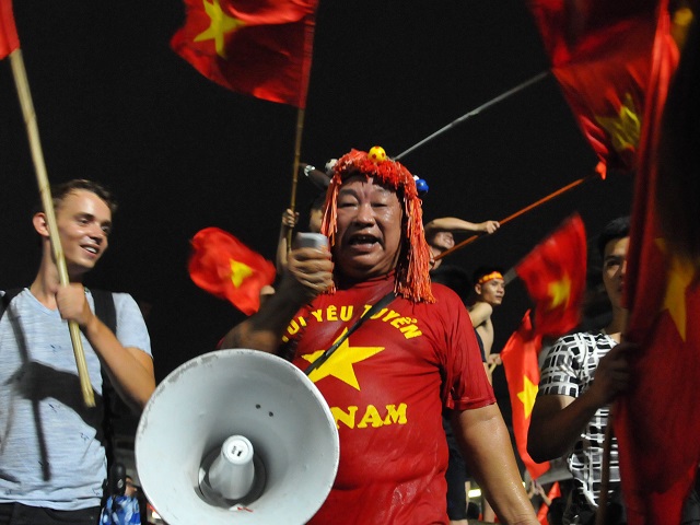 CĐV cả nước ngất ngây với chiến thắng lịch sử của Olympic Việt Nam - Ảnh 26