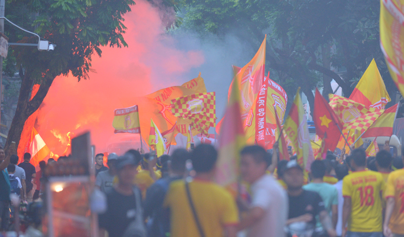 [Ảnh] CĐV Nam Định diễu hành, đốt pháo sáng hâm nóng trận đấu với Hà Nội FC - Ảnh 7