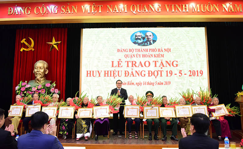 Bí thư Thành ủy Hoàng Trung Hải trao Huy hiệu Đảng cho đảng viên lão thành quận Hoàn Kiếm - Ảnh 1