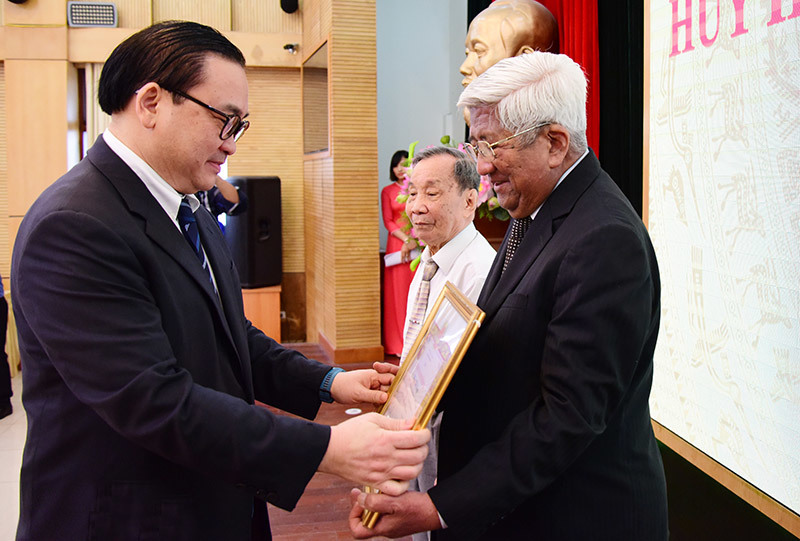 Bí thư Thành ủy Hoàng Trung Hải trao Huy hiệu Đảng cho đảng viên lão thành quận Hoàn Kiếm - Ảnh 2
