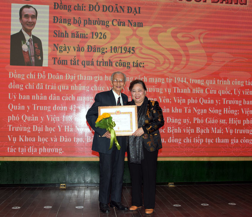 Chủ tịch HĐND TP Hà Nội trao Huy hiệu Đảng cho các đảng viên lão thành quận Hoàn Kiếm - Ảnh 1