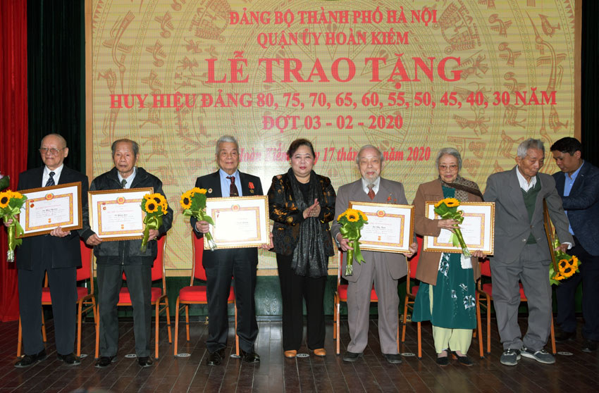 Chủ tịch HĐND TP Hà Nội trao Huy hiệu Đảng cho các đảng viên lão thành quận Hoàn Kiếm - Ảnh 2