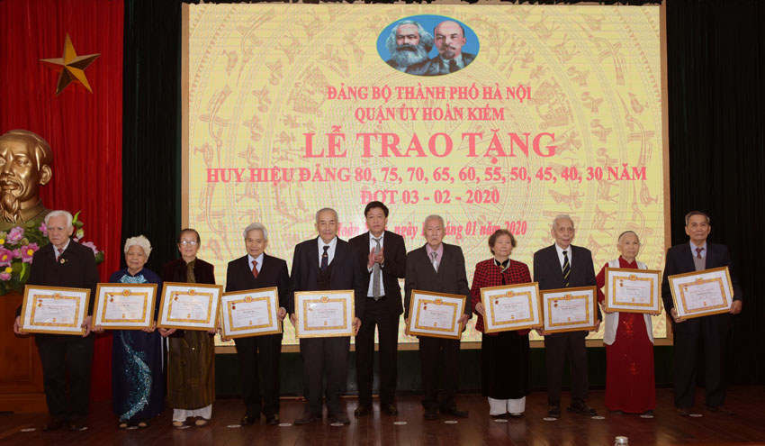 Chủ tịch HĐND TP Hà Nội trao Huy hiệu Đảng cho các đảng viên lão thành quận Hoàn Kiếm - Ảnh 3