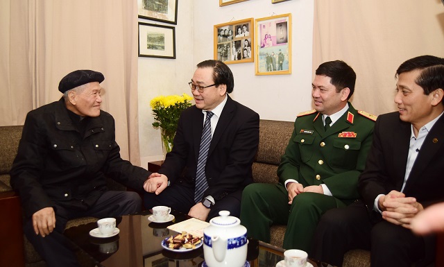 Bí thư Thành ủy Hoàng Trung Hải thăm, chúc Tết các tướng lĩnh cao cấp đã nghỉ hưu - Ảnh 2