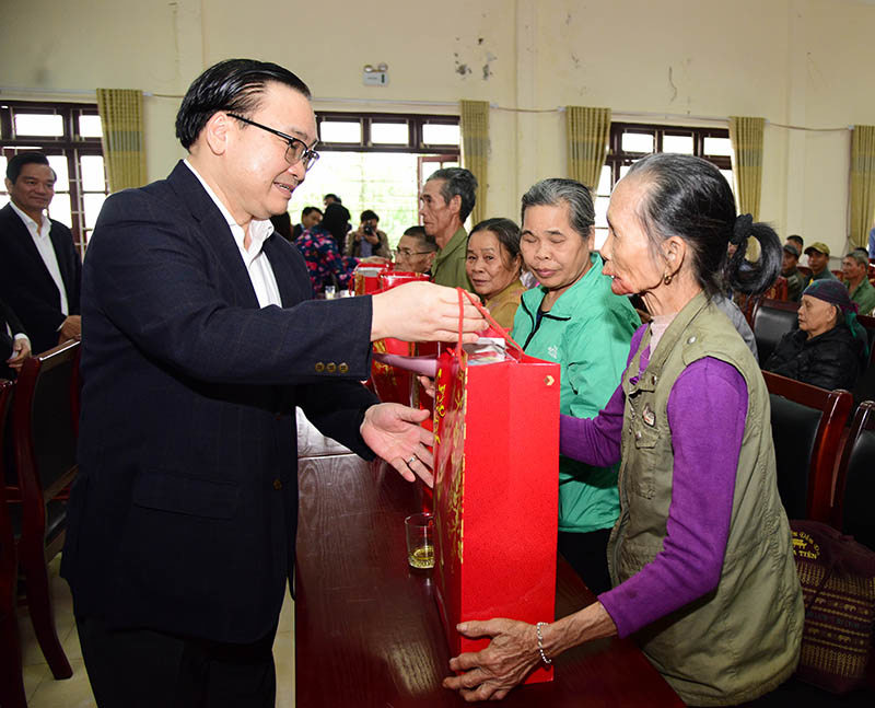 Bí thư Thành ủy Hoàng Trung Hải tặng quà Tết 183 hộ nghèo tại huyện Ba Vì - Ảnh 1