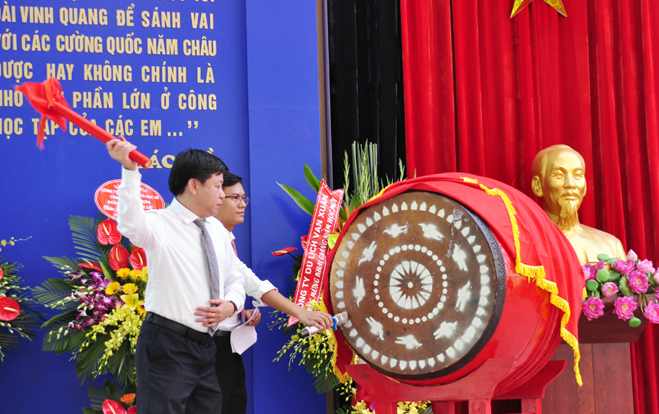 Quận Hoàn Kiếm khai giảng năm học mới: Đặc biệt quan tâm đến sự nghiệp giáo dục - Ảnh 1