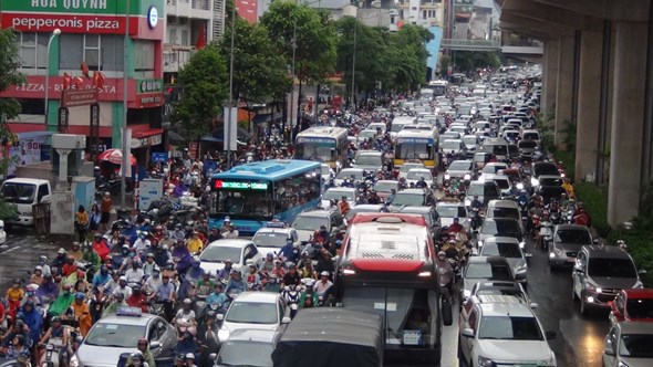 Hà Nội: Người dân bắt đầu nghỉ lễ, nhiều tuyến đường cửa ngõ tắc cứng - Ảnh 6