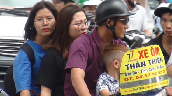 Hà Nội: Người dân bắt đầu nghỉ lễ, nhiều tuyến đường cửa ngõ tắc cứng - Ảnh 5