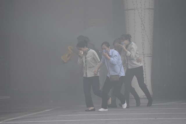 Giải cứu hàng trăm người dân thoát khỏi đám "cháy" tại toà nhà Mipec Long Biên - Ảnh 4