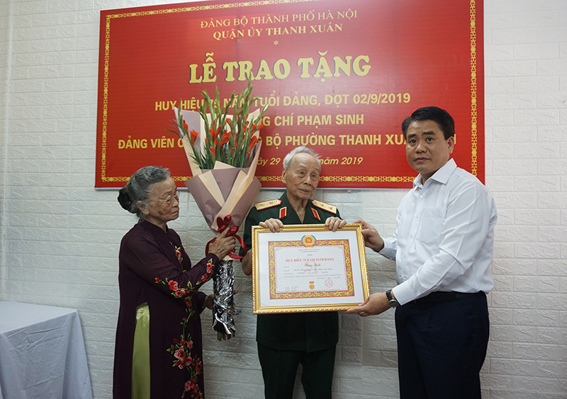 Chủ tịch Nguyễn Đức Chung trao tặng Huy hiệu Đảng tại quận Thanh Xuân - Ảnh 2