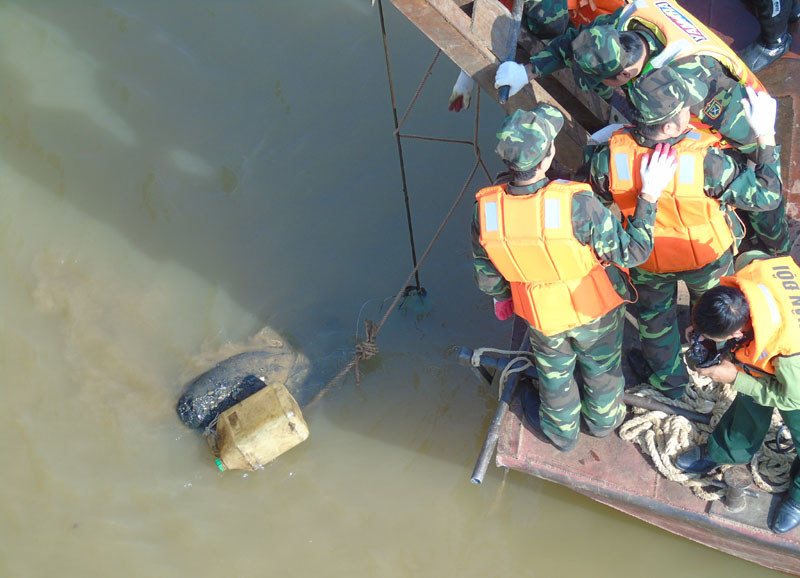 Hà Nội: Hình ảnh trục vớt an toàn quả bom dưới chân cầu Long Biên - Ảnh 5