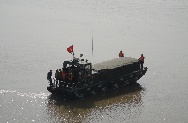 Hà Nội: Hình ảnh trục vớt an toàn quả bom dưới chân cầu Long Biên - Ảnh 6