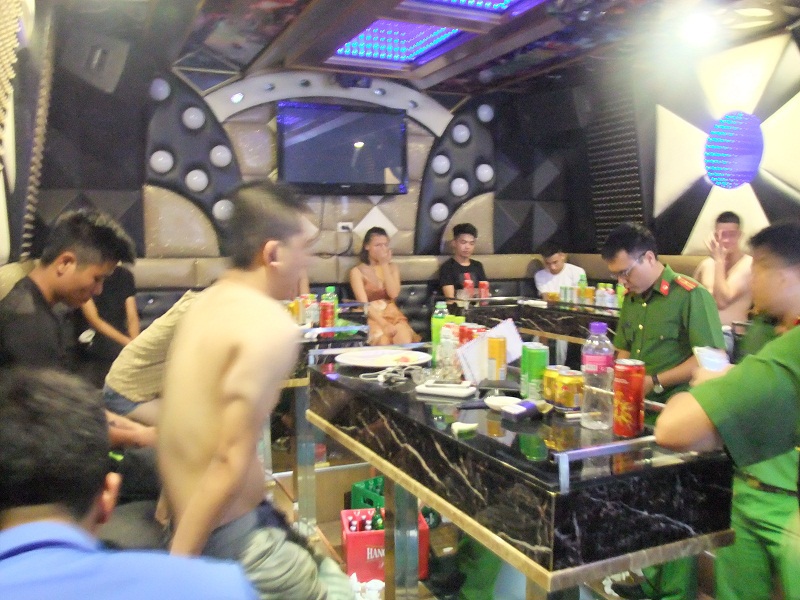 Đột kích quán karaoke, cảnh sát phát hiện hơn 20 thanh niên đang “bay lắc” - Ảnh 1