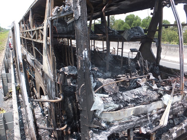 Xe giường nằm cháy rụi trên cao tốc, 18 hành khách may mắn thoát nạn - Ảnh 1