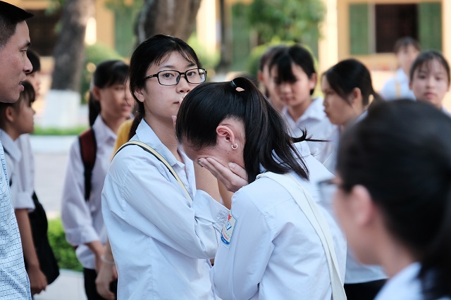 Tuyển sinh vào lớp 10 ở Hà Nội: Đề Toán khó nhằn, học sinh thất thểu ra khỏi phòng thi - Ảnh 1