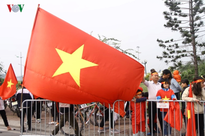 Trở về nước, ĐT Việt Nam hạnh phúc trong vòng tay người hâm mộ - Ảnh 9