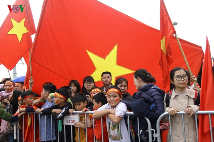 Trở về nước, ĐT Việt Nam hạnh phúc trong vòng tay người hâm mộ - Ảnh 4