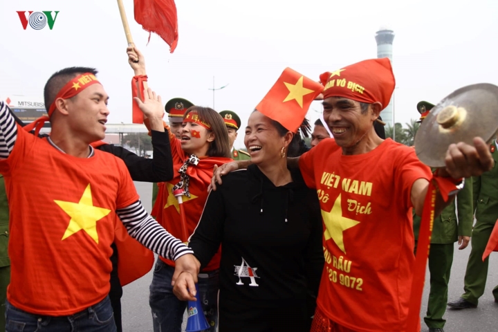 Trở về nước, ĐT Việt Nam hạnh phúc trong vòng tay người hâm mộ - Ảnh 5