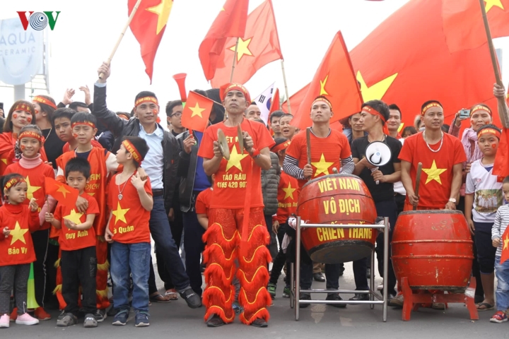 Trở về nước, ĐT Việt Nam hạnh phúc trong vòng tay người hâm mộ - Ảnh 6