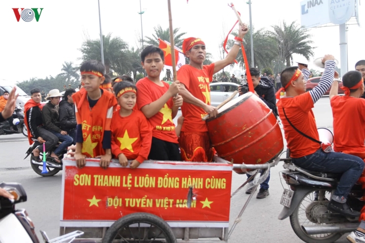 Trở về nước, ĐT Việt Nam hạnh phúc trong vòng tay người hâm mộ - Ảnh 7
