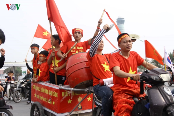 Trở về nước, ĐT Việt Nam hạnh phúc trong vòng tay người hâm mộ - Ảnh 8