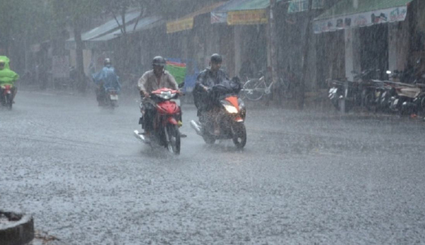 Cảnh báo mưa rào, dông lốc tại các quận phía Nam Hà Nội - Ảnh 1