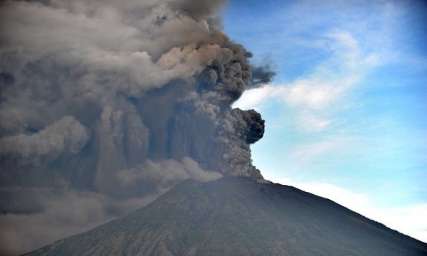 Đại sứ quán Việt Nam tại Indonesia thông tin về nhóm du khách bị mắc kẹt do núi lửa phun - Ảnh 1