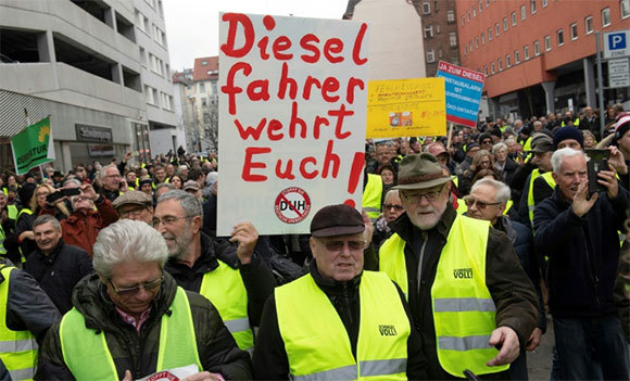 Đến lượt người Đức khoác "áo vàng" phản đối chính sách nhiên liệu - Ảnh 1