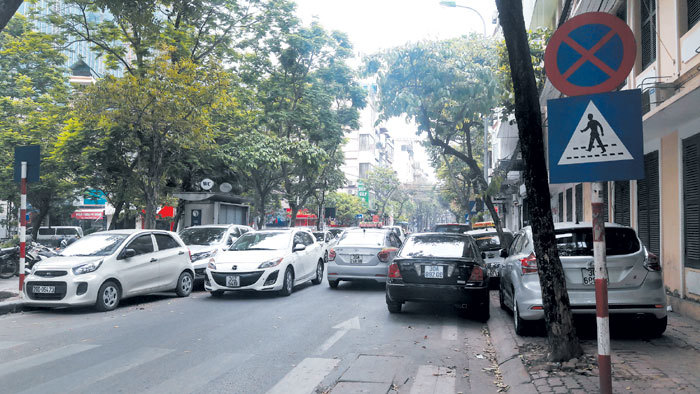 Điểm nóng giao thông: Hàng loạt ô tô dừng đỗ sai quy định trên phố Sơn Tây - Ảnh 1