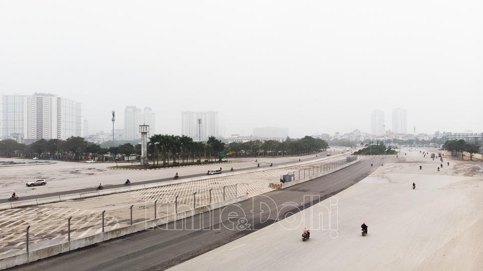 [Ảnh] Đường đua F1 Hà Nội gấp rút hoàn thành, lập hàng rào bảo vệ mặt đường tiêu chuẩn - Ảnh 17