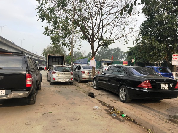 Hàng loạt phương tiện vi phạm, gây cản trở giao thông trên đường Nguyễn Xiển - Ảnh 5