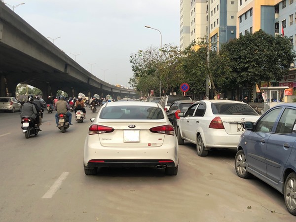 Hàng loạt phương tiện vi phạm, gây cản trở giao thông trên đường Nguyễn Xiển - Ảnh 4