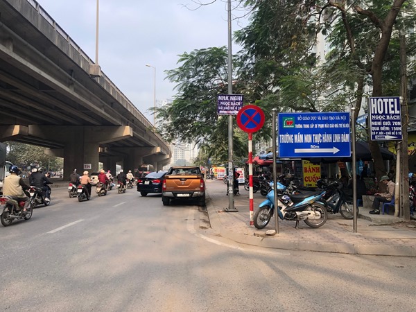 Hàng loạt phương tiện vi phạm, gây cản trở giao thông trên đường Nguyễn Xiển - Ảnh 3