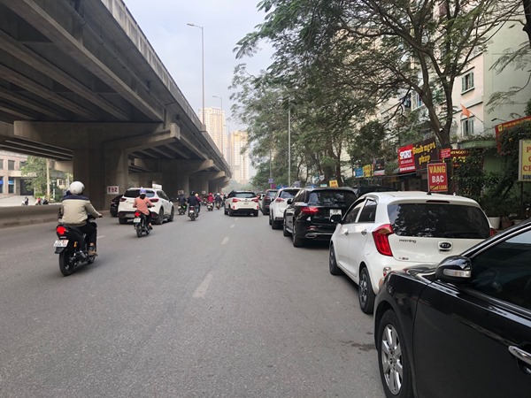 Hàng loạt phương tiện vi phạm, gây cản trở giao thông trên đường Nguyễn Xiển - Ảnh 2