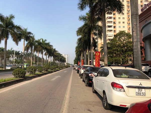 [Nóng] Tình trạng ô tô dừng đỗ sai quy định trên phố Trần Hữu Dực - Ảnh 1