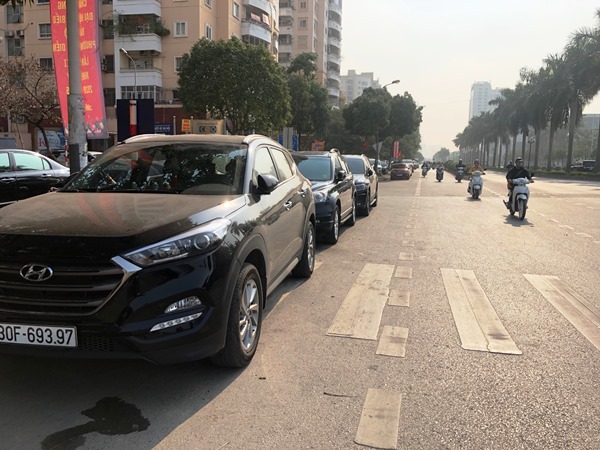 [Nóng] Tình trạng ô tô dừng đỗ sai quy định trên phố Trần Hữu Dực - Ảnh 2