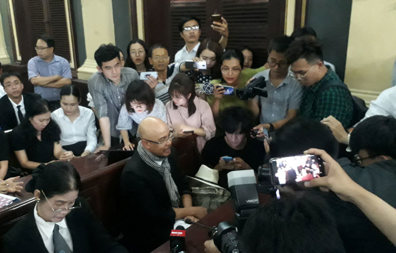 Tạm dừng phiên tòa xử vụ ly hôn của vợ chồng chủ cà phê Trung Nguyên - Ảnh 1