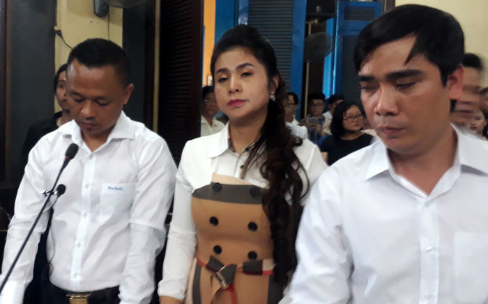 Tạm dừng phiên tòa xử vụ ly hôn của vợ chồng chủ cà phê Trung Nguyên - Ảnh 2