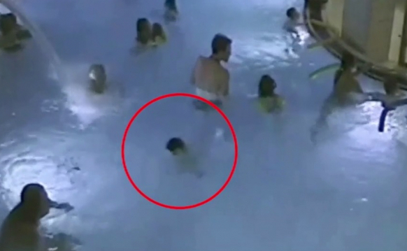 Bé trai bị đuối nước thương tâm khi theo mẹ đi đăng ký học bơi - Ảnh 1