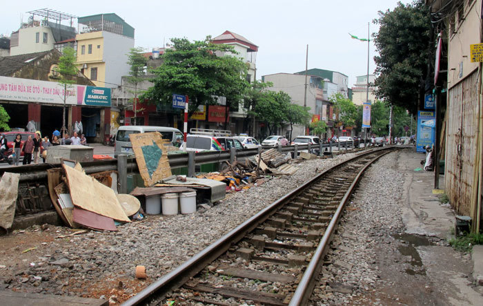 Hà Nội: Tăng cường xử lý vi phạm hành lang đường sắt - Ảnh 1
