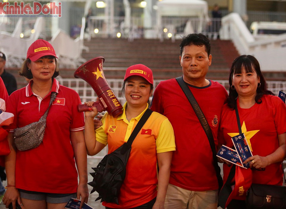 [Ảnh] Cổ động viên Việt Nam sẵn sàng "nhuộm đỏ" sân Rajamangala cổ vũ thầy trò HLV Park Hang-seo - Ảnh 11