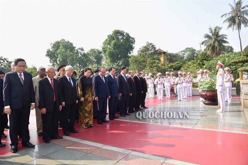 [Ảnh] Các vị đại biểu Quốc hội vào Lăng viếng Chủ tịch Hồ Chí Minh - Ảnh 8