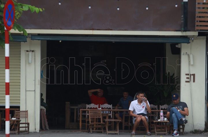 [Ảnh] Hà Nội: Nhiều quán cafe vẫn đón khách dù đã được yêu cầu đóng cửa - Ảnh 14