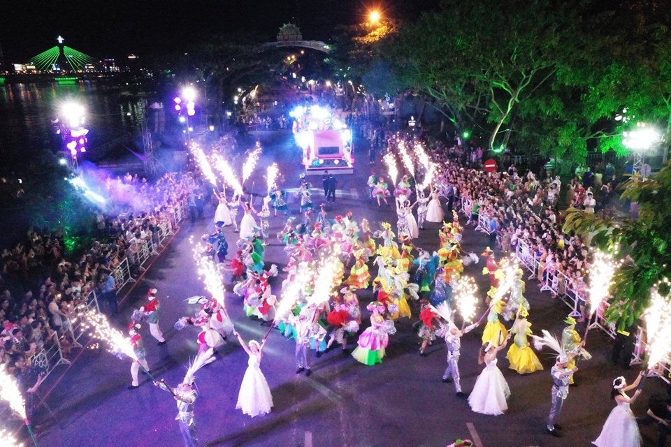 Đà Nẵng cuồng nhiệt trong Carnival đường phố DIFF 2019 - Ảnh 1