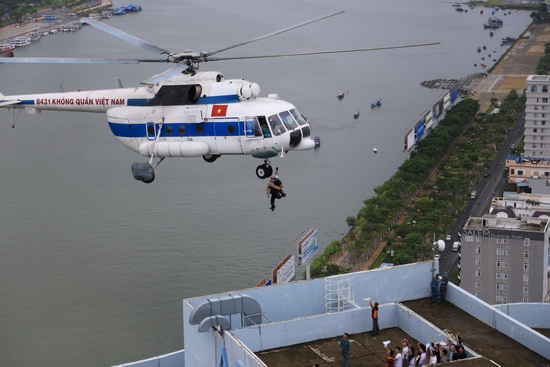 Trực thăng, xe cứu hỏa triệu đô diễn tập chữa cháy cấp quốc gia tại Đà Nẵng - Ảnh 10