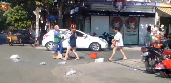 Quảng Trị: Chủ cửa hàng bán quần áo lên tiếng sau khi đánh chị lao công - Ảnh 1