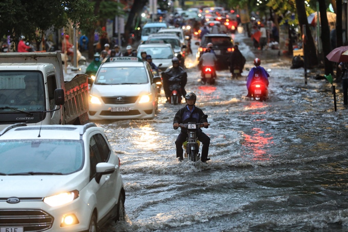 TP Hồ Chí Minh: Mưa đầu mùa, vì sao nhiều khu vực đã ngập nặng? - Ảnh 1