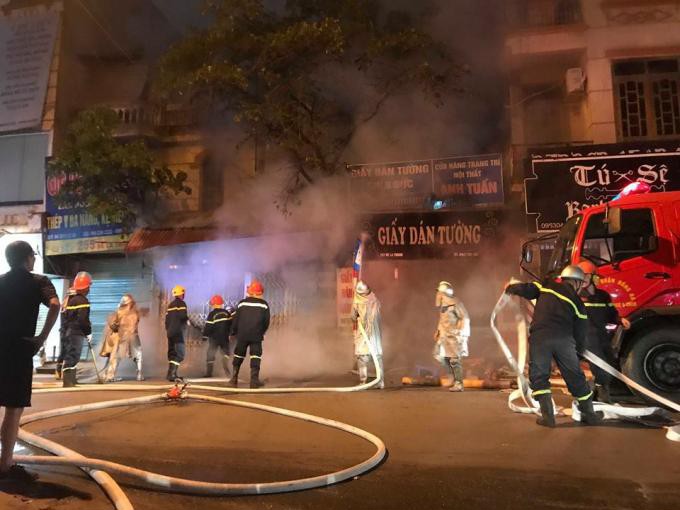 Hà Nội: Cháy dữ dội tại cửa hàng ăn trên đường Đê La Thành - Ảnh 2